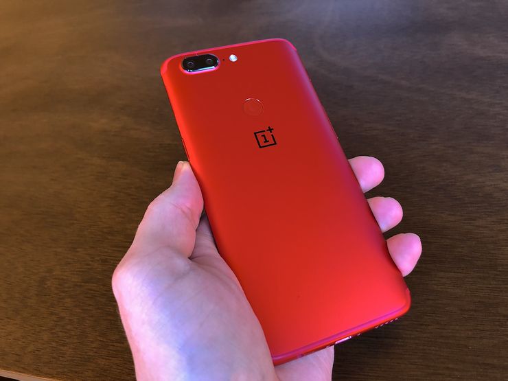 OnePlus 5T Lava Redin runko on laajasti punainen, mutta OnePlus-logo erottuu selkeästi takapinnasta.