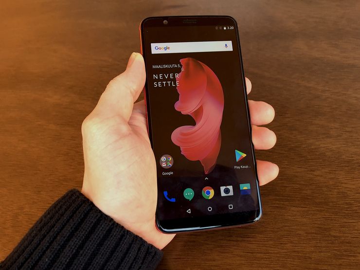 Edestä OnePlus 5T:n punainenkin värivaihtoehto on musta.
