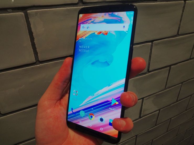 OnePlus 5T:n näyttö ylettyy hyvin lähelle puhelimen reunoja.