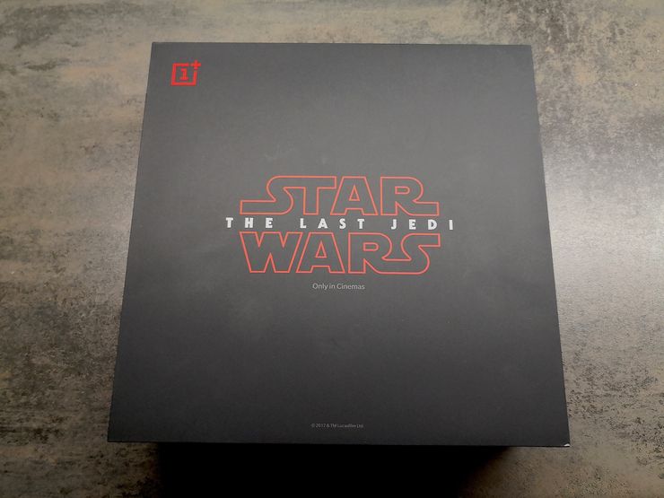 Star Wars Limited Edition -versio OnePlus 5T:stä toimitetaan neliön muotoisessa kookkaassa pakkauksessa.