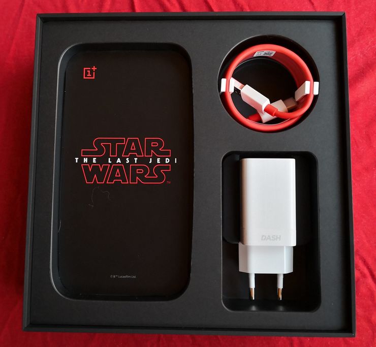 Mukana tulevat tietenkin Dash Charge -laturi ja -kaapeli. Kuvassa näkyy myös mukana tuleva Star Wars -kortti.