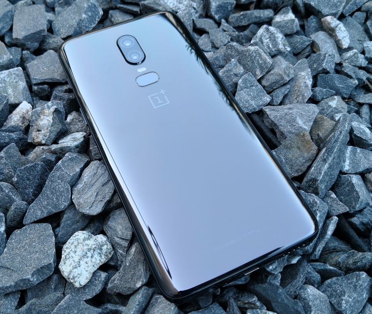 OnePlus 6:n Mirror Black on takaa nimensä mukaisesti peilimäinen. Mustan ohella tietyssä valossa puhelin näyttää myös hieman ruskealta.