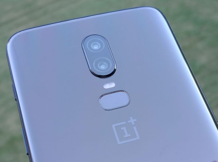 OnePlus 6:ssa kaksoiskamera on nyt asemoitu pystysuuntaan puhelimen keskelle.