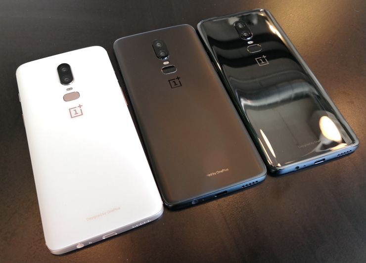 OnePlus 6:n kolme eri värivaihtoehtoa. Valkoinen ja musta Midnight Black ovat mattapintaisia, Mirror Black varsin kiiltävä.