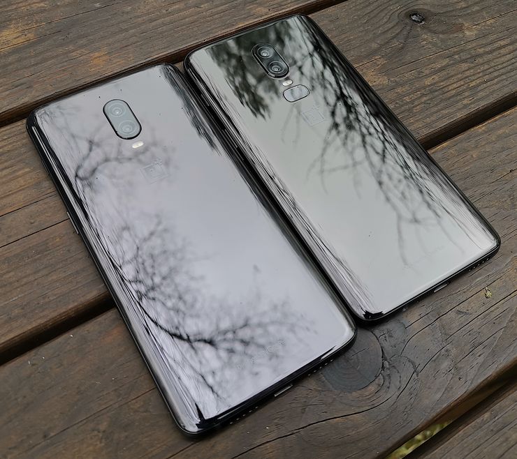 Sekä OnePlus 6T että OnePlus 6 ovat Mirror Black -värivaihtoehtona todella kiiltäviä.