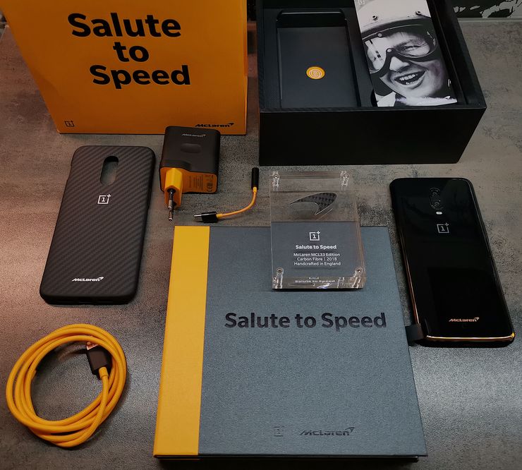 OnePlus 6T McLarenin myyntipakkauksen sisältö. Mukana on itse puhelimen lisäksi kirja, hiilikuitupalan sisältävä pysti, Warp Charge 30 -laturi ja -kaapeli, hiilikuitukuvioitu suojakuori sekä kuulokeadapteri.