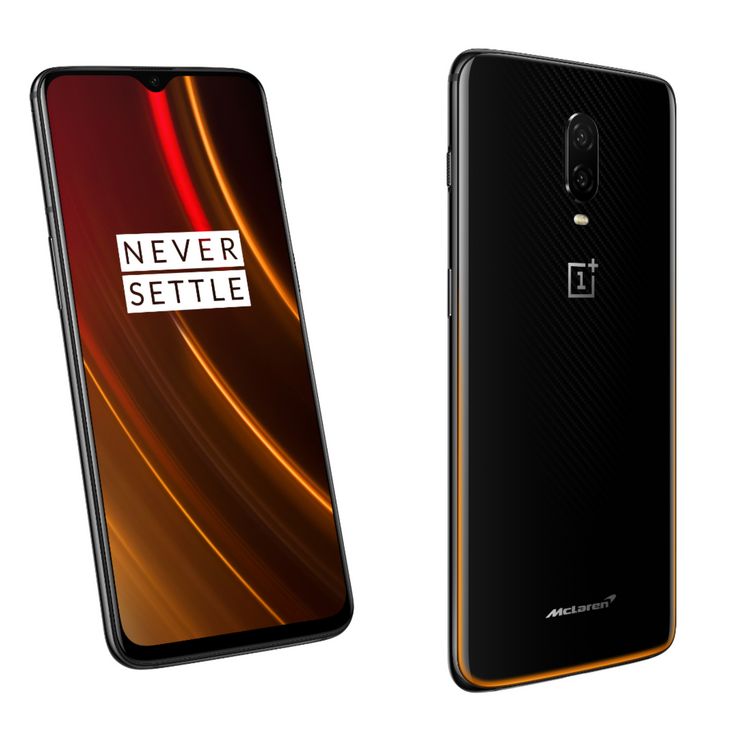 OnePlus 6T McLaren on edestä musta. Takana nähdään hiilikuitua muistuttava viimeistely, vivahdus oranssia ja McLaren-logo.
