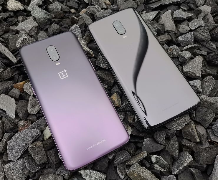 OnePlus 6T Thunder Purple heijastelee huomattavasti vähemmän kuin verrokkina rinnalla oleva OnePlus 6T Mirror Black.