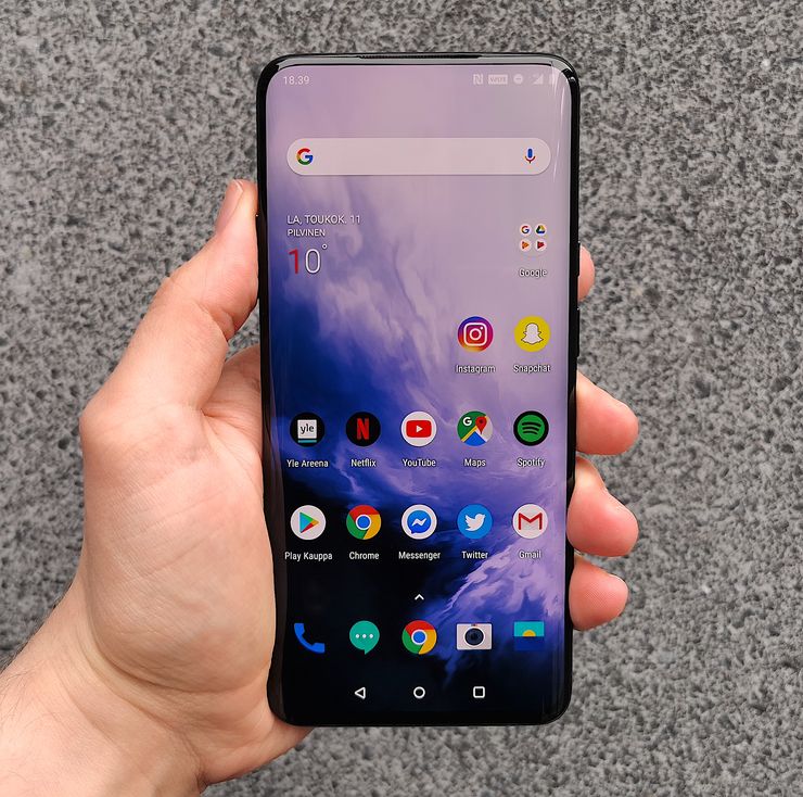 OnePlus 7 Prossa on kookas 6,67 tuuman näyttö, joka on erittäin laadukas. Näyttö kattaa etupuolen laajasti, koska etukamera on piilotettu laitteen sisään ja nousee esiin vain tarvittaessa.