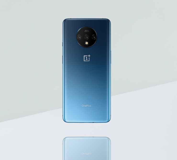 OnePlussan julkaisema kuva OnePlus 7T:stä vahvistaa myös kolme takakameraa.