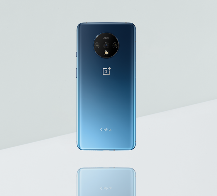OnePlussan julkaisema kuva OnePlus 7T:stä vahvistaa myös kolme takakameraa.