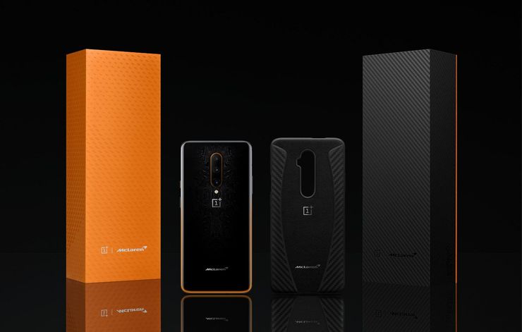 OnePlus 7T Pro McLaren Editionin myyntipakkauksessa toimitetaan mukana alcantara-kankainen suojakuori.
