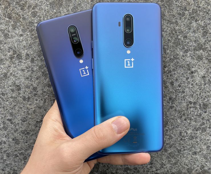 Syystä tai toisesta lasertarkennuksen anturi on siirretty OnePlus 7T Prossa kamera-alueen ulkopuolelle sen vasemmalle puolelle. Lisäksi kuvassa näkyy hyvin OnePlus 7 Pron Nebula Blue -värin ja OnePlus 7T Pron Haze Blue -värin sävyero.