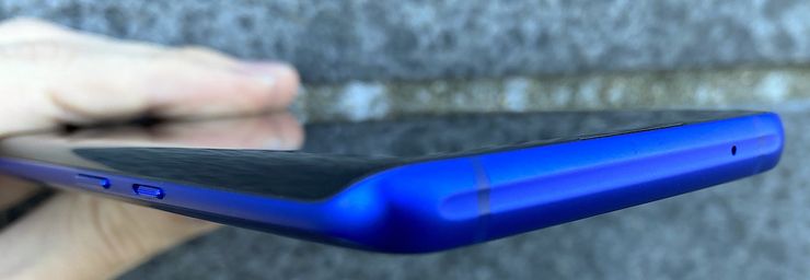 OnePlus 8 Pron yläpää on syystä tai toisesta viimeistelty tällaisella upotuksella.