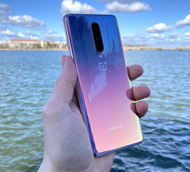 OnePlus 8 Interstellar Glow -liukuvärivaihtoehtona.