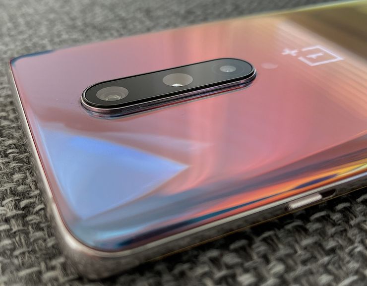 OnePlus 8:ssa on kolme takakameraa: pääkameran lisäksi ultralaajakulmakamera ja makrokamera.