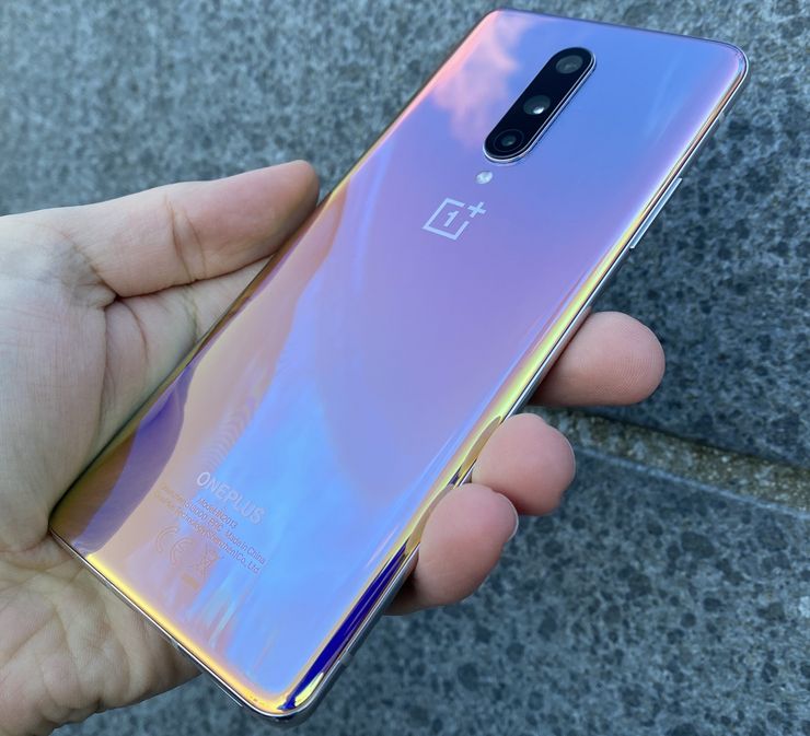 OnePlus 8:n Interstellar Glow -liukuvärivaihtoehto on tyylikäs yhdistelmä hopeaa, pinkkiä, violettia ja vaaleansinistä.