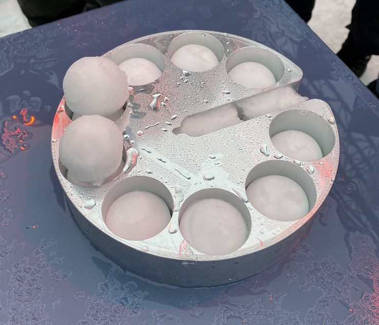 Yhteen Snowbotiin on ladattu pelikierroksella ammuttavaksi yhdeksän lumipalloa.