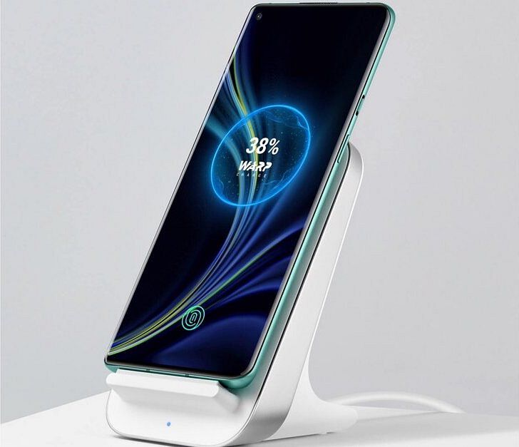 OnePlus 8 Pro -älypuhelin OnePlussan Warp Charge 30 Wireless Charger -laturissa. Kuva: evleaks / Evan Blass.