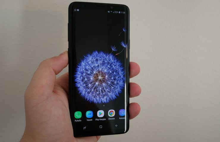 Samsung Galaxy S9+ istuu mukavasti käteen.