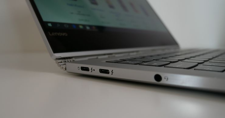 Yoga 920:ssa on kahden USB-C-liittimen ja kuulokeliittimen lisäksi täysikokoinen USB 3.0 -portti.