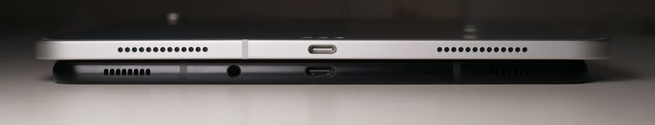 USB-C-portin lisäksi Galaxy Tab S4:ssä on kuulokeliitin, jota ei iPad Prossa ole.