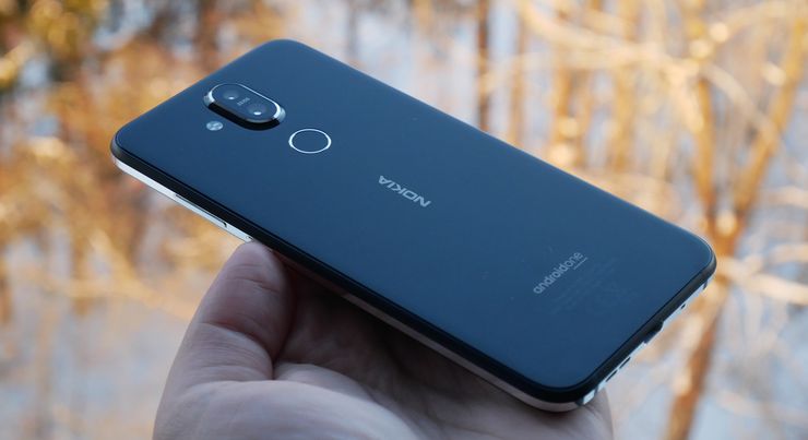 Nokia 8.1:n sormenjälkilukija sijaitsee kaksoistakakameran alapuolella.