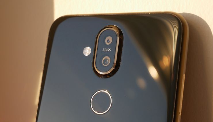 Nokia 8.1:n takapuolella on kaksoiskamera.