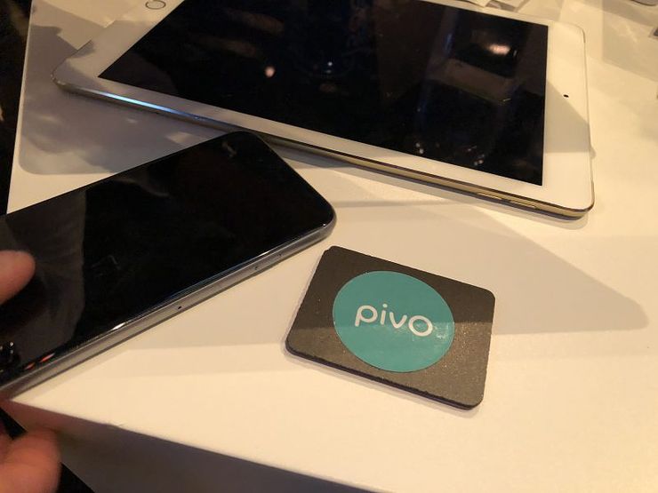 Asiakas tekee maksun käyttämällä Pivo-sovellusta käyttävää puhelinta magneetilla, joka vahvistaa Bluetooth-signaalia ja kertoo kassalle, miltä laitteelta maksu otetaan. Esimerkin magneetti on Pivo-tarralla varustettu jääkaappimagneetti.