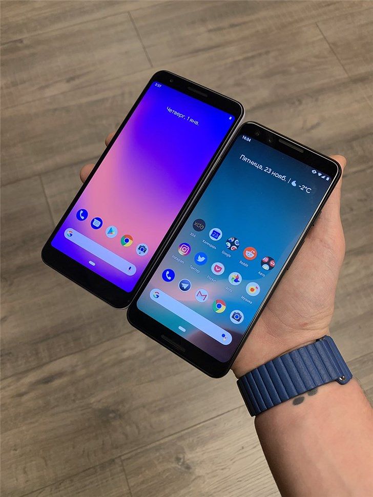Uusi Pixel 3a vasemmalla ja Pixel 3 oikealla aiemmassa kuvassa.