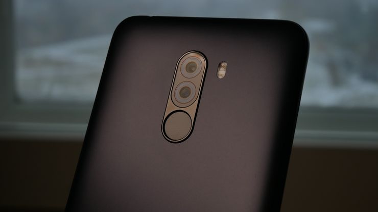 Pocophone F1:n takapuolella on kaksoiskamera, LED-kuvausvalo ja sormenjälkitunnistin.