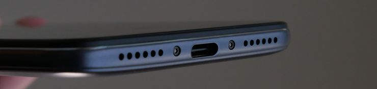 Laitteen alalaidassa sijaitsee USB-C-liitin.