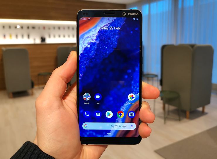 Nokia 9 PureView’ssä on kulmistaan pyöristetty 18:9-kuvasuhteen näyttö.