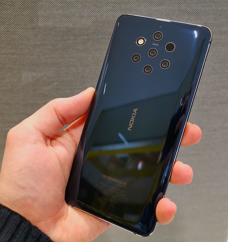 Noin 8 millimetriä paksussa Nokia 9 PureView’ssä ei ole lainkaan minkäänlaista kamerakohoumaa.