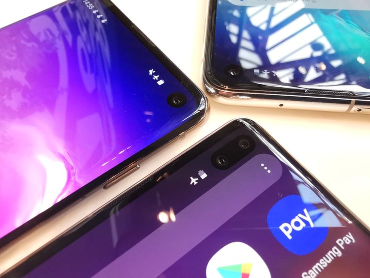 Galaxy S10+:ssa on lisänä toinen etukamera, Galaxy S10e:ssä ja Galaxy S10:ssä etukameroita on yksi.