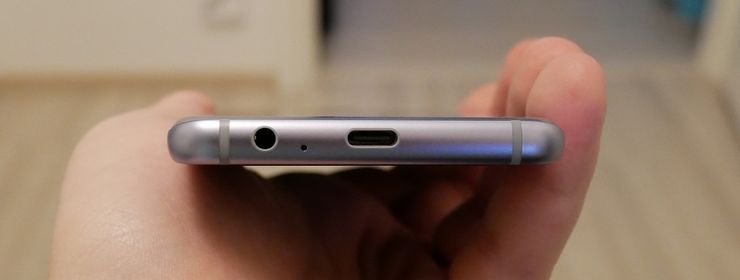 Samsung Galaxy A8:n alalaidassa sijaitsevat USB-C-liitin ja 3,5 millimetrin kuulokeliitin.