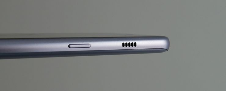 Samsung Galaxy A8:n oikeassa laidassa on puhelimen kaiutin ja virtanäppäin. Stereokaiuttimia tai Bixby-näppäintä laitteessa ei ole.
