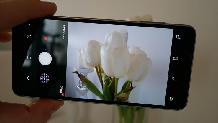 Samsung Galaxy A8:n pääpaino on etukameroissa, mutta takakamerakin hoitaa hommansa.