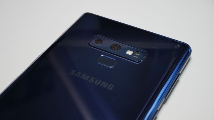Galaxy Note9:ssä on kaksi optisesti vakautettua 12 megapikselin takakameraa.