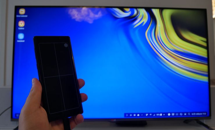 DeX-työpöytätilaan pääsee kytkemällä Note9:n näyttöön tai televisioon. Tässä tapauksessa puhelin toimii kosketusalustana.