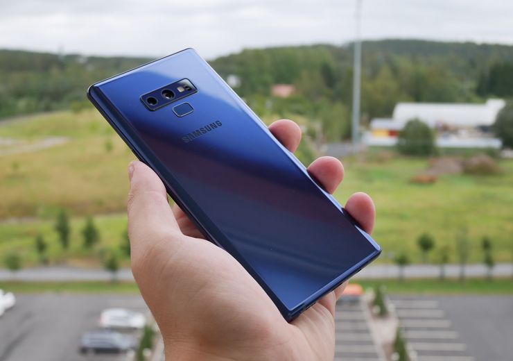 Galaxy Note9:n sininen värivaihtoehto on varsin hillitty ja tyylikäs.