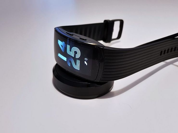 Gear Fit2 Pro ladataan Gear Sportin tapaan telakan avulla.