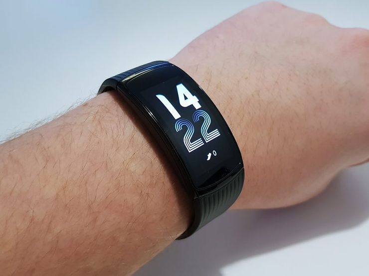 Gear Fit2 Pro on hyvin huomaamaton kädessä.
