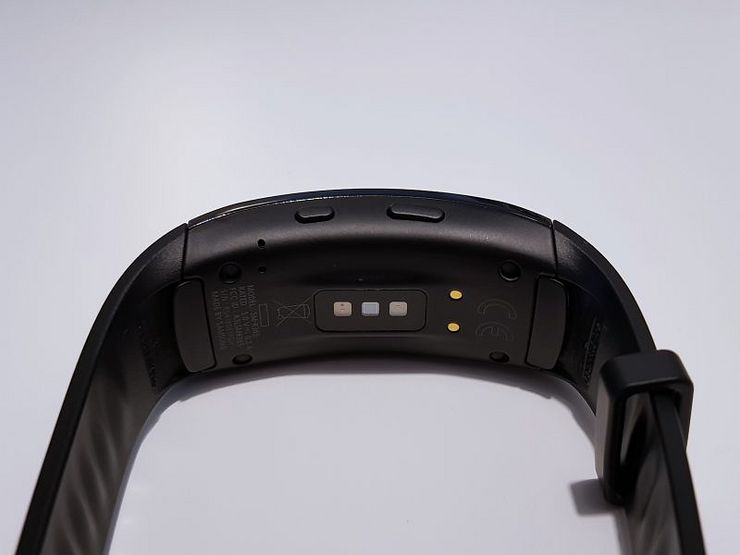 Gear Fit2 Pron pohjassa on sykemittari.