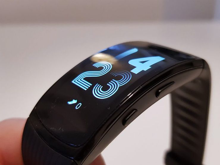 Gear Fit2 Pron kaareva rakenne vaatii kaarevan näytön.