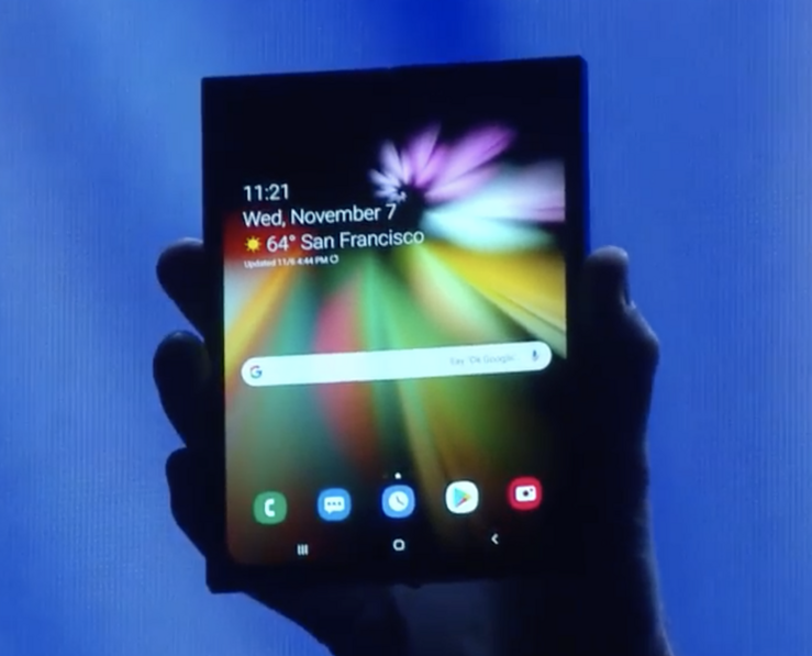 Samsungin taittuvanäyttöinen laite avattuna, piilotettuna designin kätkevien kuorten sisään.