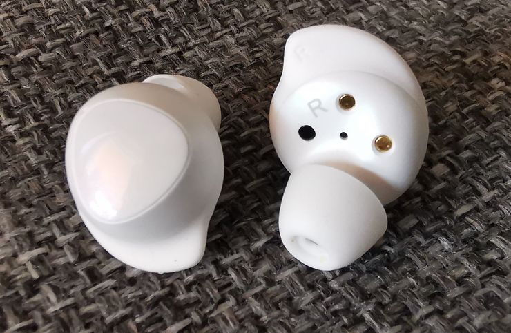 Galaxy Buds -kuulokkeiden kiiltävä ulkopinta sisältää kosketusalustan, joka tunnistaa eri painalluksia.