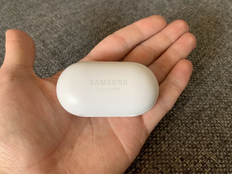 Kompakti Galaxy Buds -kotelo on onnistuneesti toteutettu.
