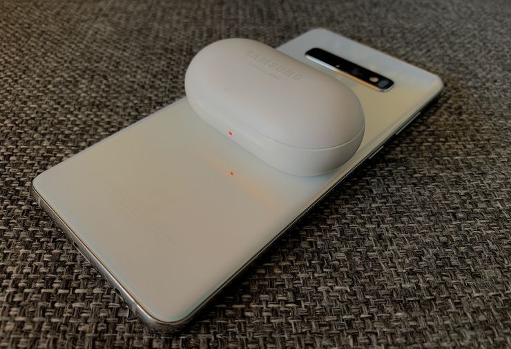 Galaxy Buds -koteloa voi ladata Galaxy S10 -puhelinten takapinnan päällä lanngattomasti.