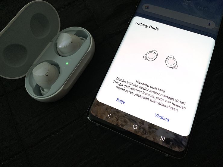 Kuulokkeet voi parittaa avautuvasta näkymästä Samsung-laitteissa.